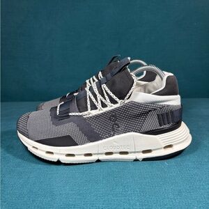 Size 9 - Women’s On Cloudnova Running Black/white shoes